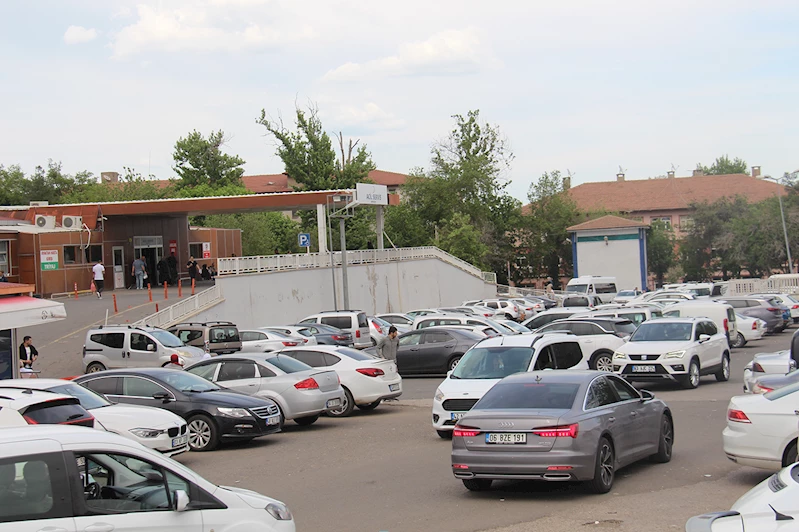 Hastane yerleşkesindeki düzensizlik otopark sorununu arttırıyor
