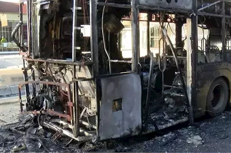 Ümraniye’de İETT otobüsü alev alev yandı