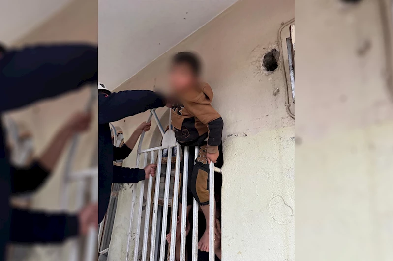 Pencere korkuluğuna sıkışan çocuk itfaiye ekiplerince kurtarıldı