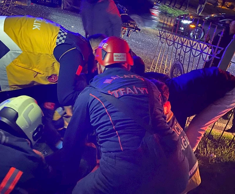 Malatya’da aydınlatma direğine çarpan otomobildeki 4 kişi yaralandı  - Videolu Haber