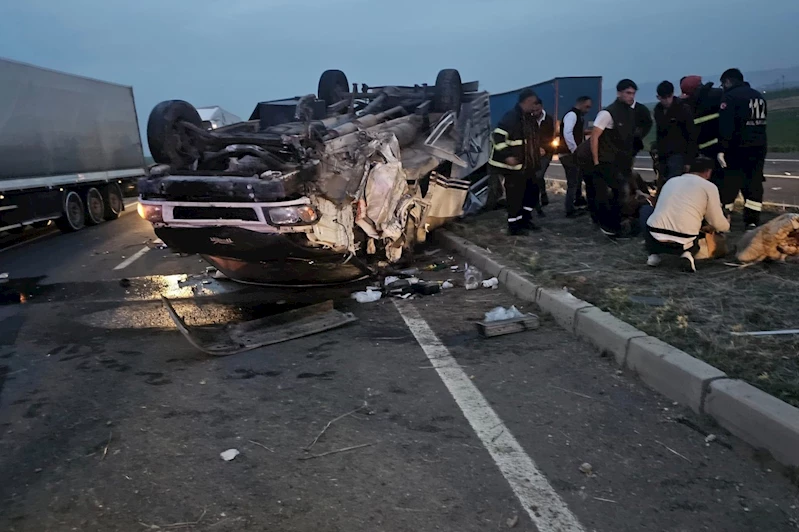 Tankerin çarptığı kamyonet takla attı: 2 yaşındaki çocuk öldü, anne ve babası yaralandı