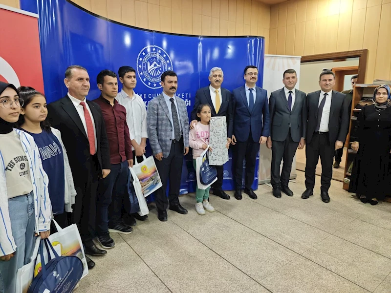 Kahta’da kitap okuma yarışmasında dereceye giren öğrenciler ödüllendirildi  - Videolu Haber
