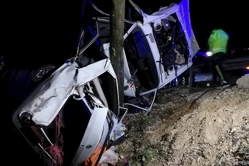 Kontrolden çıkan otomobil direğe çarptı: 1 ölü, 2 yaralı