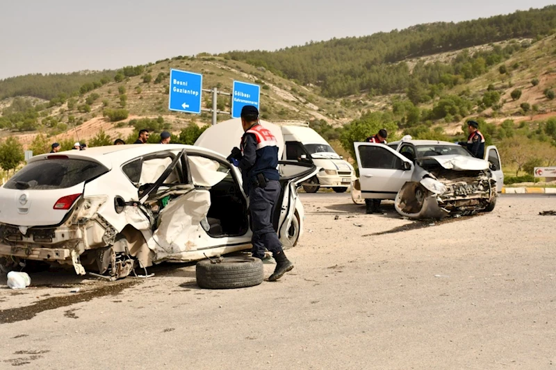 Besni - Terbizek yol ayrımında kazaların önüne geçilemiyor: İki araç çarpıştı, 9 yaralı  - Videolu Haber