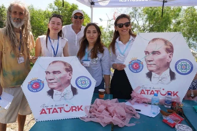 Bodrum’da Atatürk uçurtmaları gökyüzünü süsledi