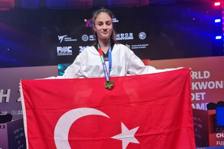 Bursalı öğrenci Sena Yılmaz Dünya Şampiyonu oldu