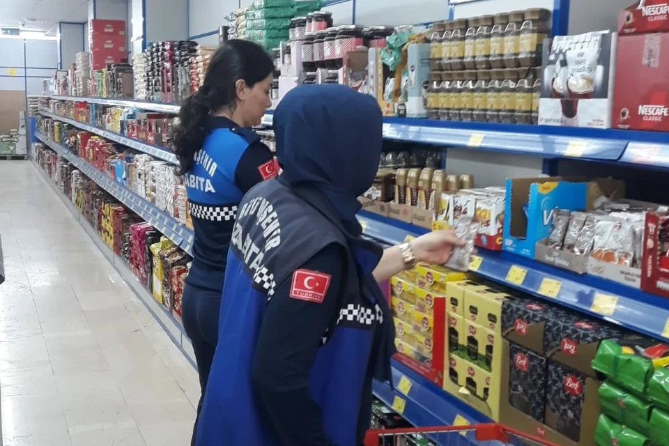 Kocaeli zabıtasından market denetimi