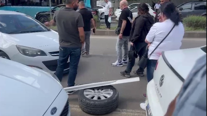 Seyir halindeki otomobilin tekerleği koptu, trafik aksadı  - Videolu Haber