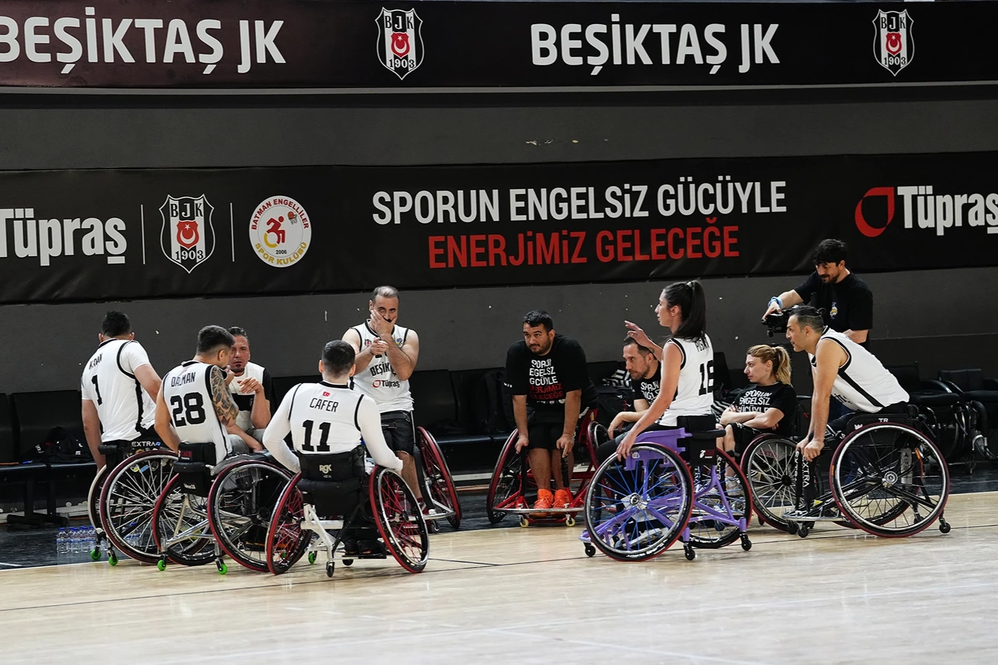 Tekerlekli sandalyeliler potada dostluk maçında buluştu