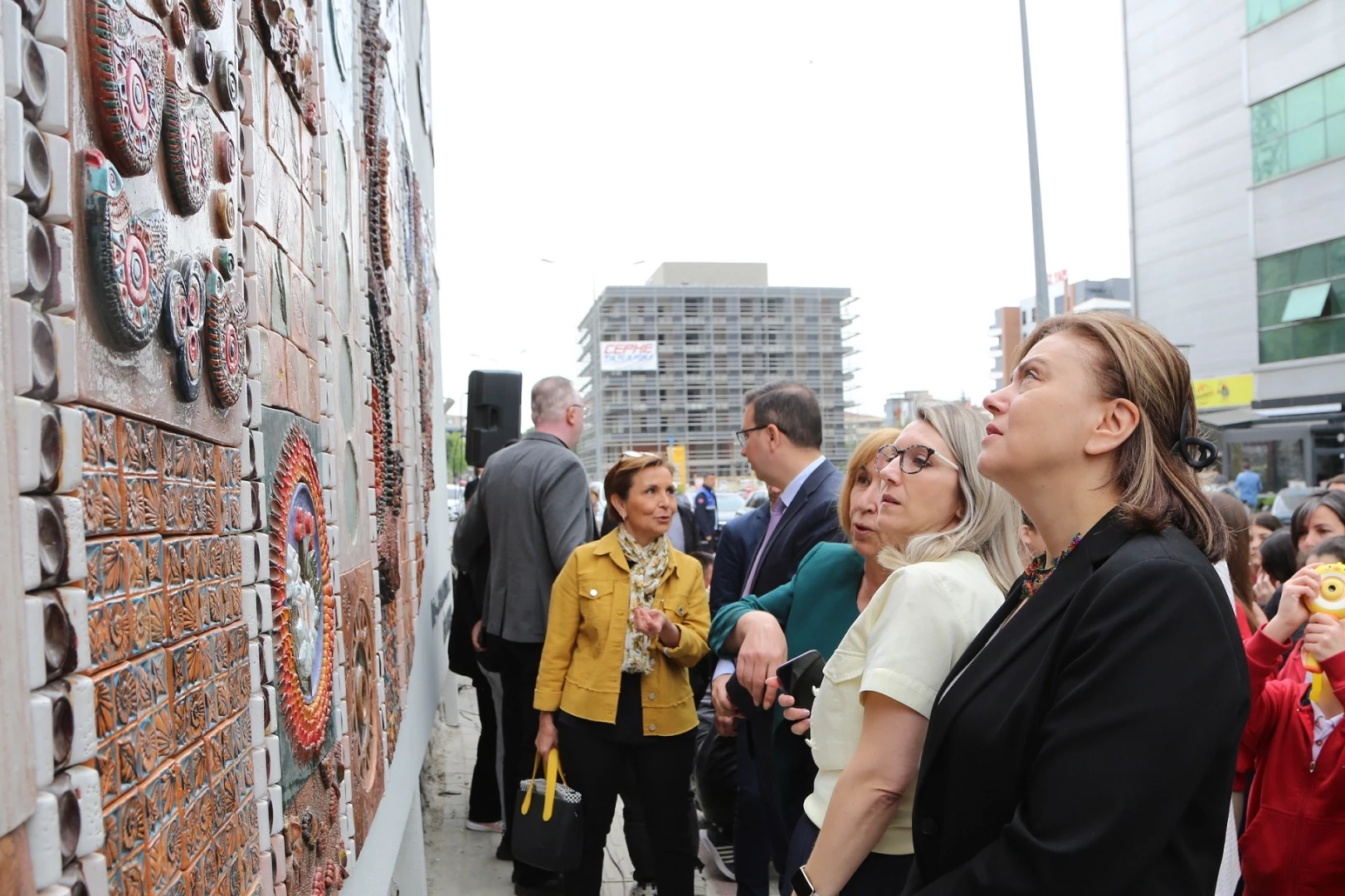 Özel gereksinimli bireylerden 770 parçalık seramik pano