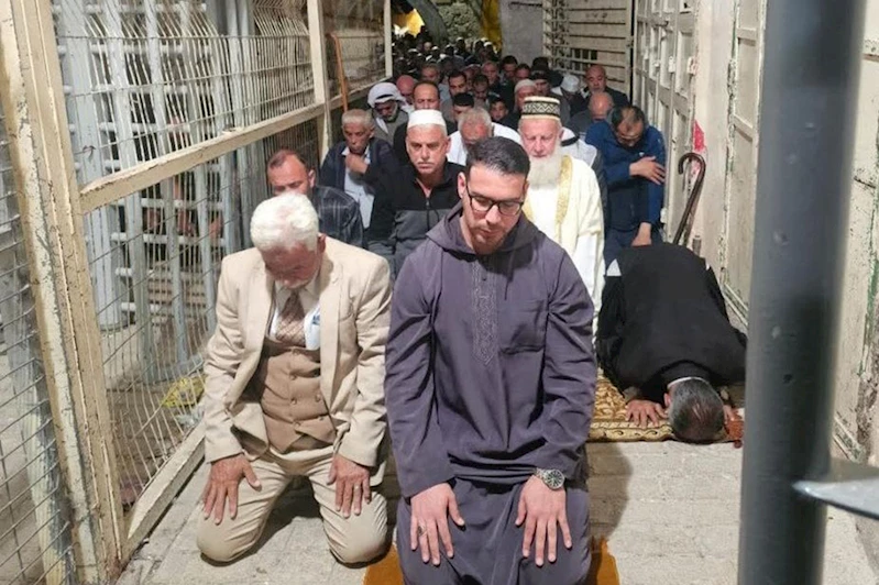 Siyonist rejim Mescid-i İbrahim’de sabah namazını engelledi