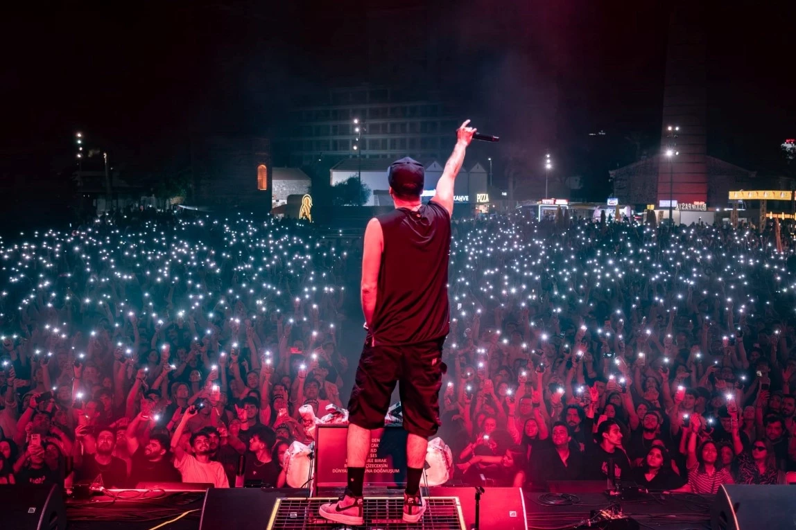 Manga, Erdek’te 19 Mayıs coşkusunu dinleyici rekoruyla taçlandırdı!