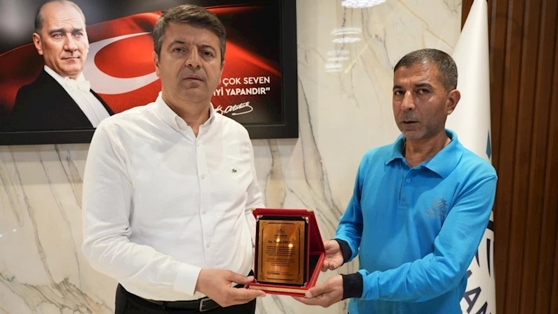 Temizlik personeli Naim Erdil, içinde para ve ziynet eşyası bulunan cüzdanı sahibine teslim etti  - Videolu Haber