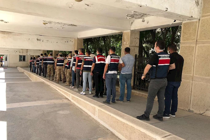 Ücretsiz kart vaadiyle 343 kişiyi dolandırdılar