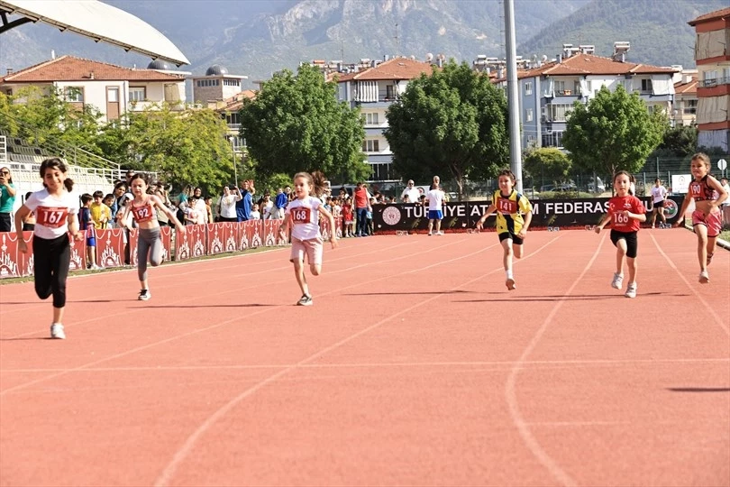 “En Hızlı Benim” atletizm yarışmasına yoğun ilgi