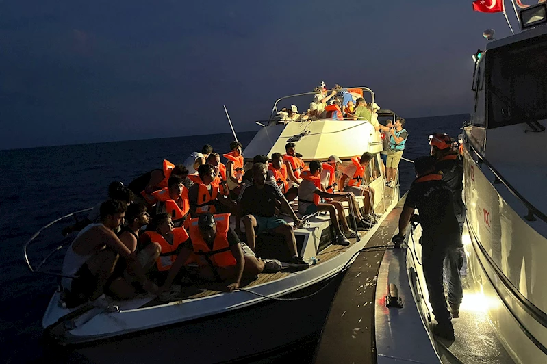 Muğla açıklarında 33 düzensiz göçmen ve 2 kaçakçı yakalandı