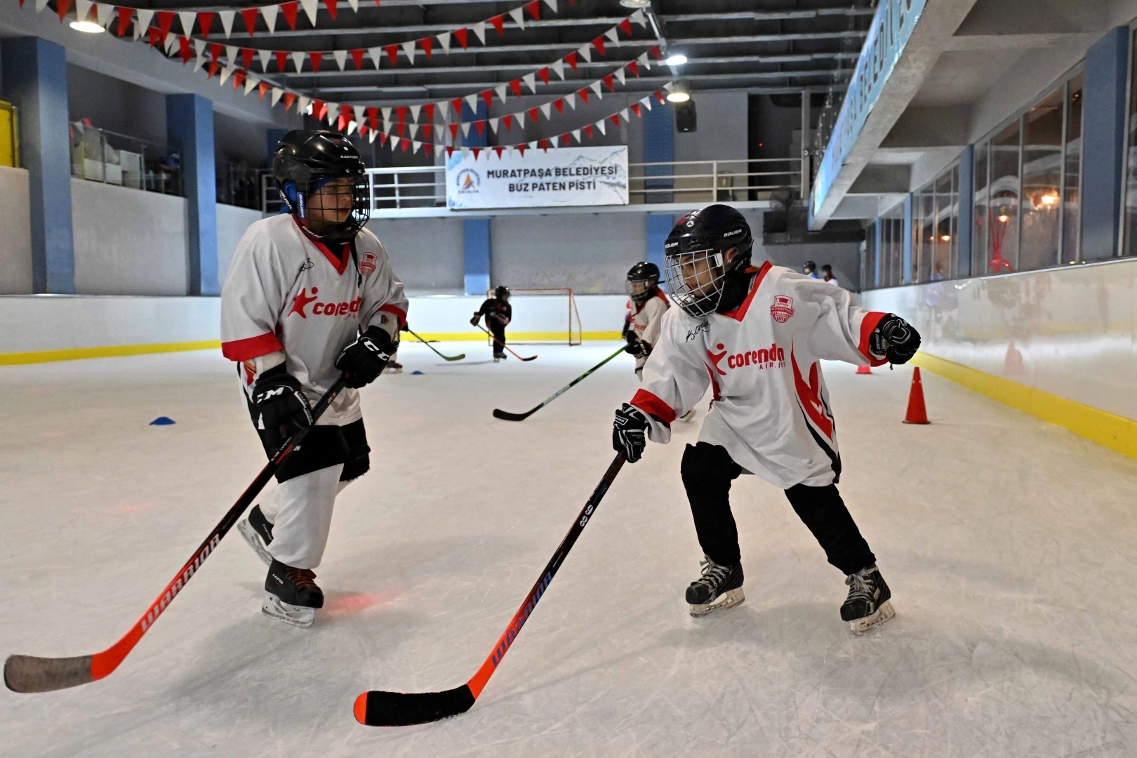 Sıcacık bir kentte buz gibi bir hayal: Muratpaşa’nın küçük hokeycileri