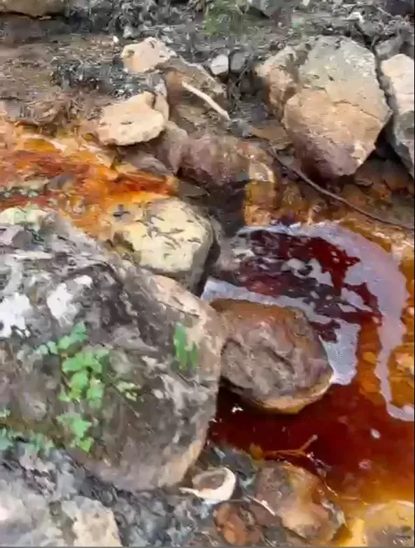 GÜZELYURT’TA DERE KAN RENGİ AKIYOR