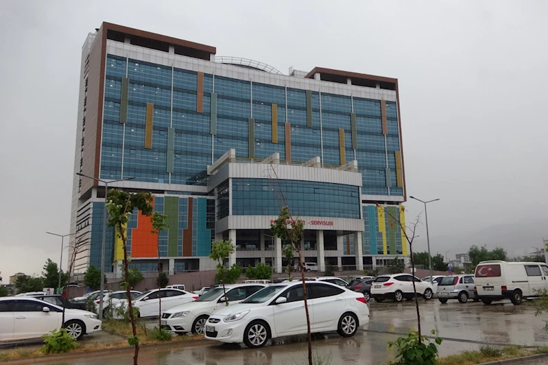 Şiddetli sağanak nedeniyle hastanenin tavanı çöktü