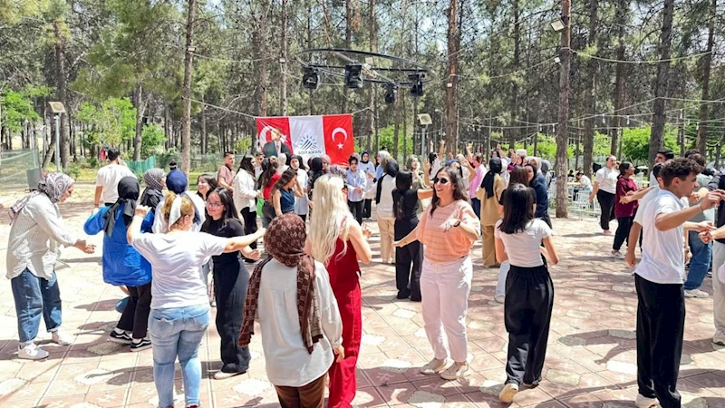 Belediye’den YKS adaylarına moral pikniği: Tutdere öğrencilerle halay çekti, başarı mesajları verdi  - Videolu Haber