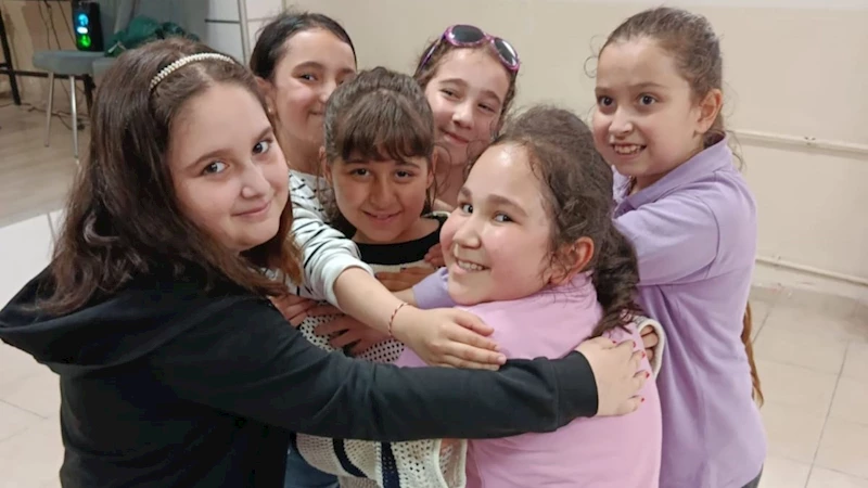 Depremzede Zeynep Duru’ya sınıf arkadaşlarından Ünye’de sürpriz veda partisi  - Videolu Haber