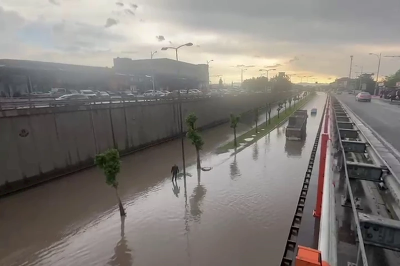 Malatya sağanak yağış nedeniyle yollar göle döndü