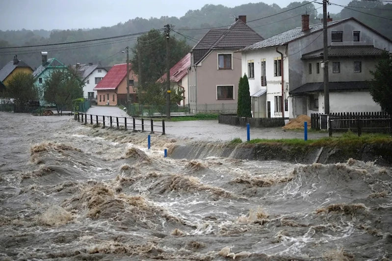 Romanya’da şiddetli yağışlar sele neden oldu 