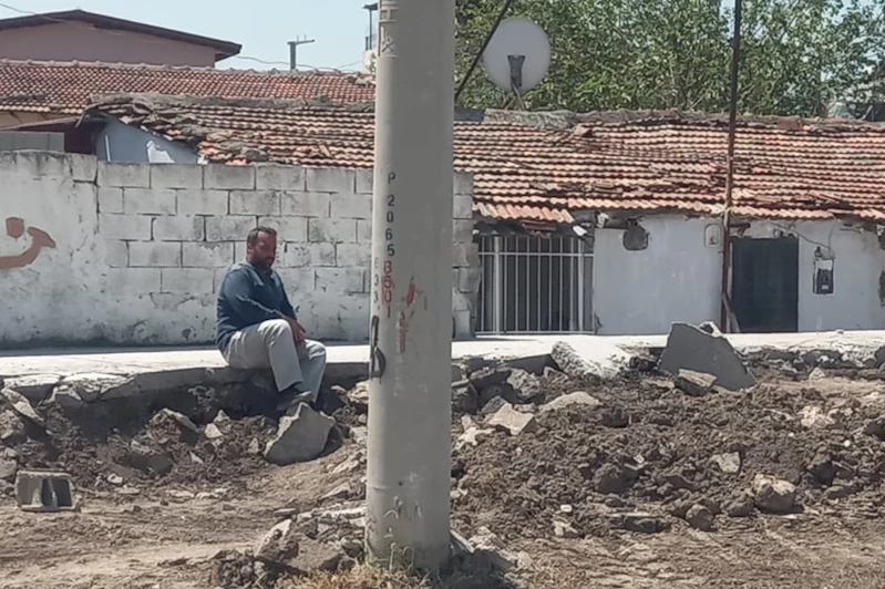 Kendi arazisine konteyner kuramayan depremzede, sesini duyurmaya çalışıyor