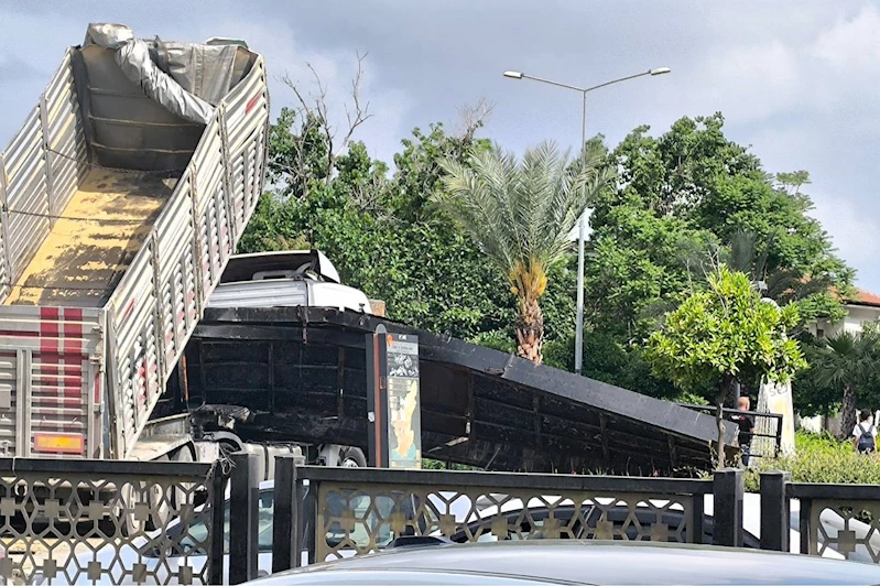 Damperi açılan kamyonet üst geçidi yıktı