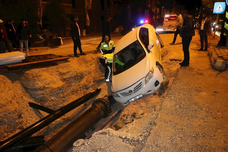 Adıyaman üçüncü çevre yolunda tehlikeli kaza: Alkollü sürücü iddiası, kapalı yola girdi, kanala uçtu  - Videolu Haber