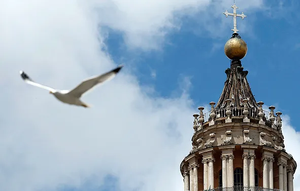 Vatikan yeni papazı seçmek için toplandı 