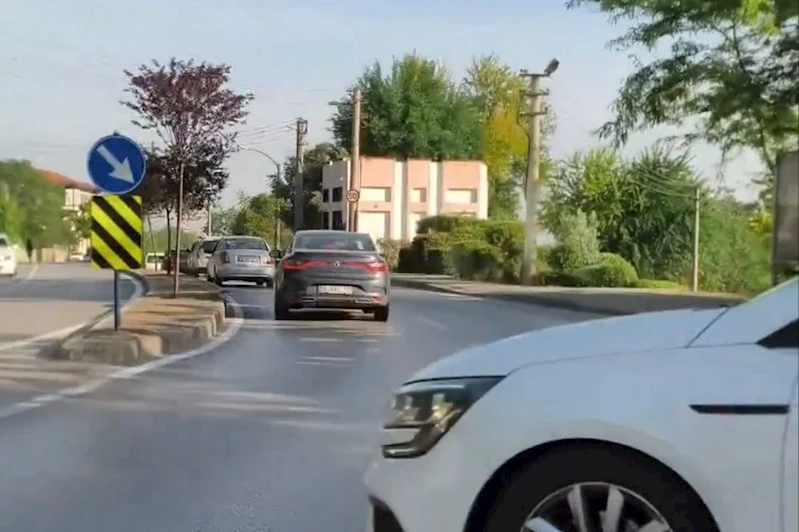 Bisiklet ile otomobil çarpıştı: Kaza anı kameraya yansıdı