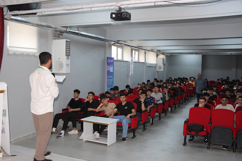 Rehber Gençlik Topluluğu öğrencilere aile mefhumunu aşılıyor