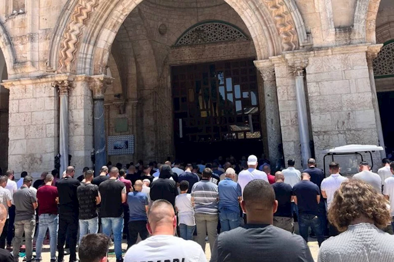 On binlerce kişi Mescid-i Aksa