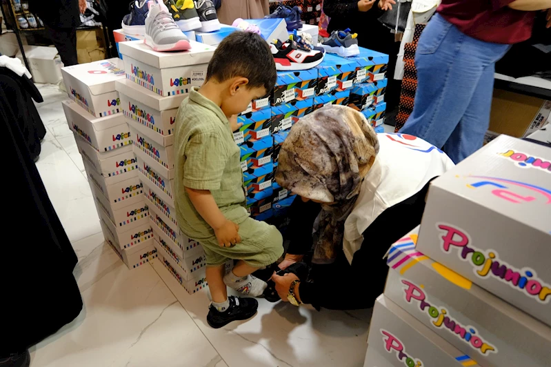 Yetimler Vakfı yüzlerce yetimi bayramlıklarla sevindirdi