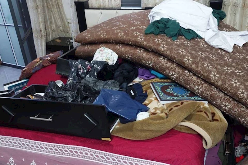Siyonist askerler baskın düzenledikleri evde para ve altın çaldı