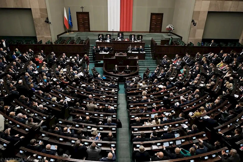 Polonya hükümeti güven oylamasını kazandı