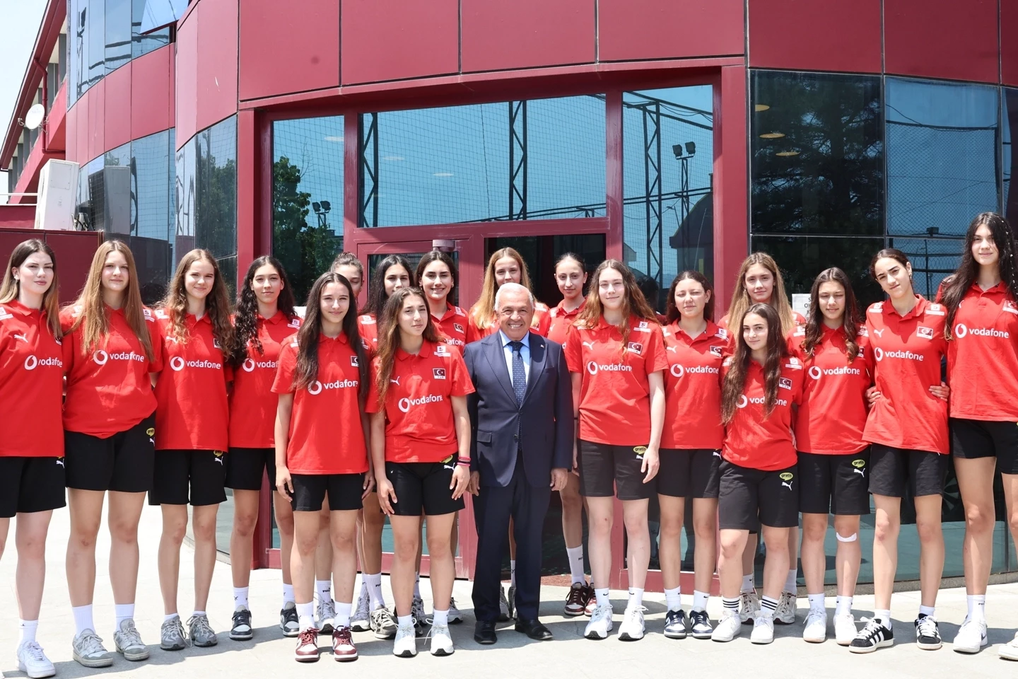 Başkan Şadi Özdemir’den filenin genç sultanlarına motivasyon ziyareti