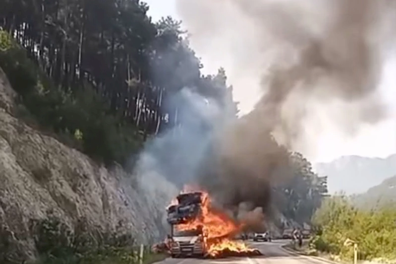Seyir halindeki saman yüklü pikap alev aldı