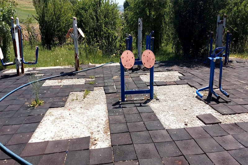 HÜDA PAR Solhan İlçe Başkanı Uyar, çürümeye terk edilen parklara dikkat çekti