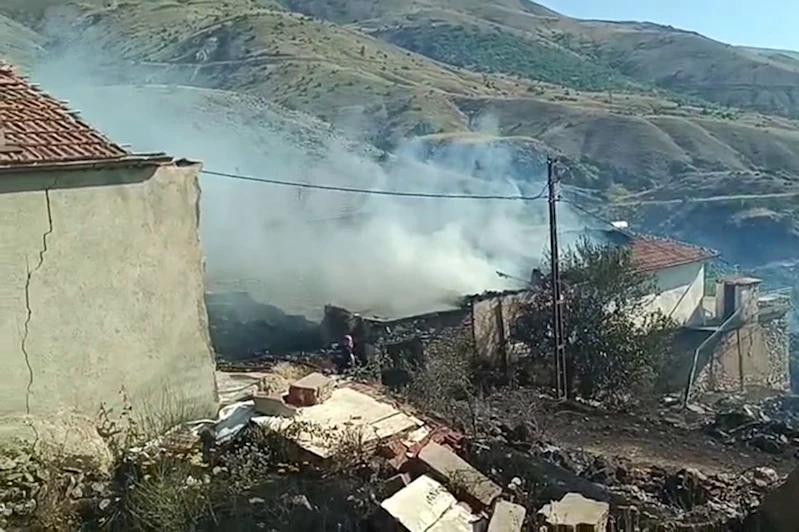 Örtü yangınında 2 ev küle döndü