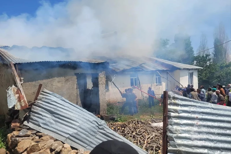 Bingöl’de ev yangını