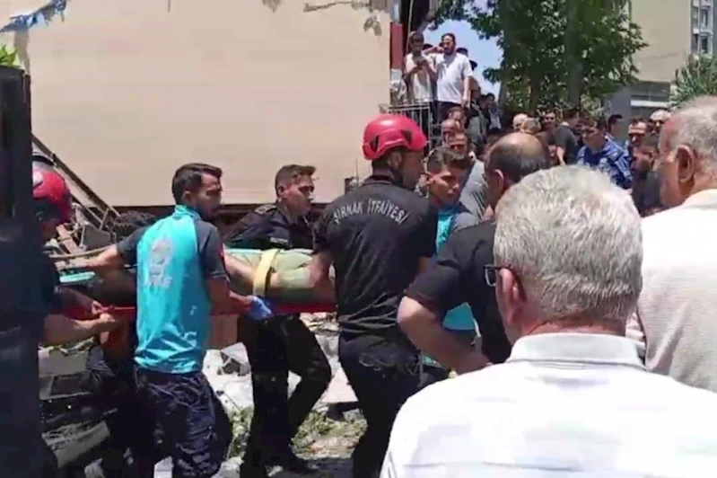Freni patlayan kamyonet araca çarptıktan sonra evin bahçesine girdi: 4 yaralı 