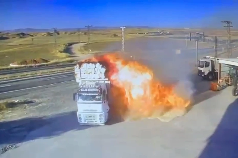 Alev alan saman yüklü kamyon akaryakıt istasyonuna girdi