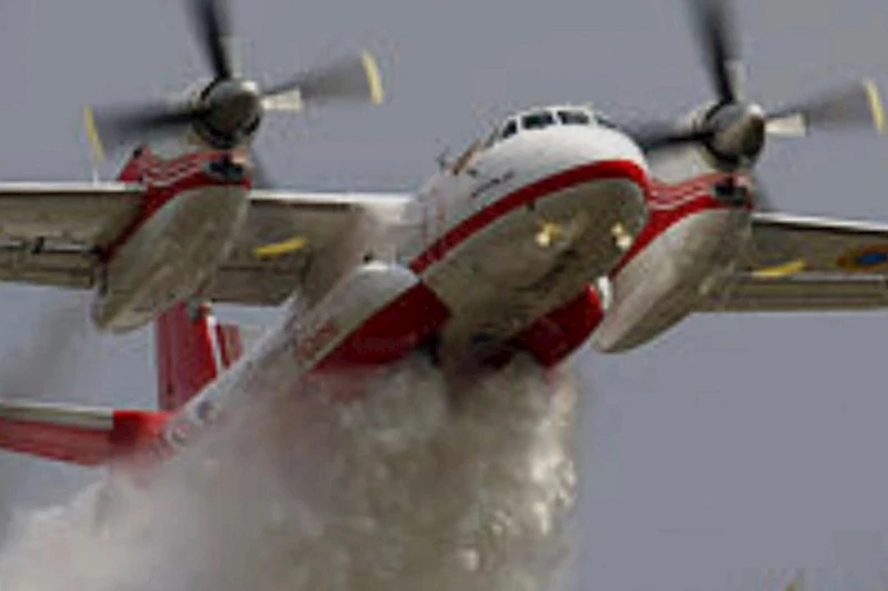 Yangın söndürme uçağı Seyhan Barajı’na düştü: Pilot sağ kurtarıldı