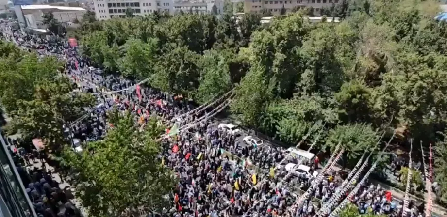 İran’da Cuma Namazında İsrail Protestosu: Halk Meydanlara Akın Etti
