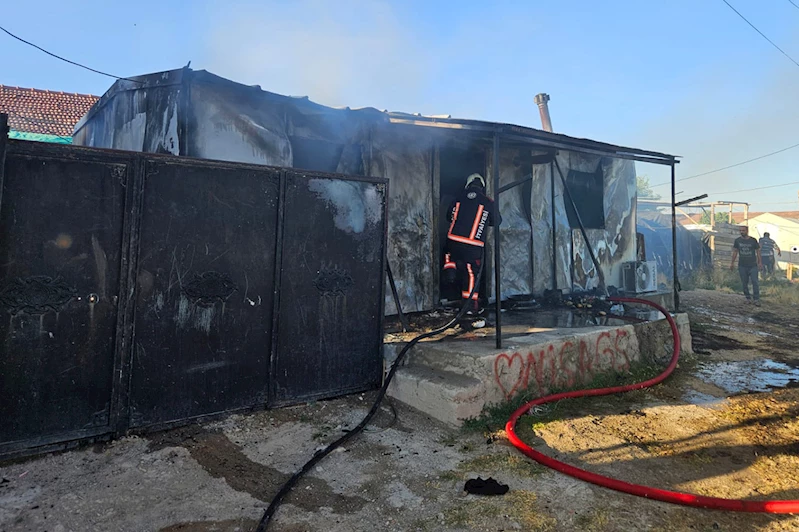 Çıkan yangında konteyner küle döndü