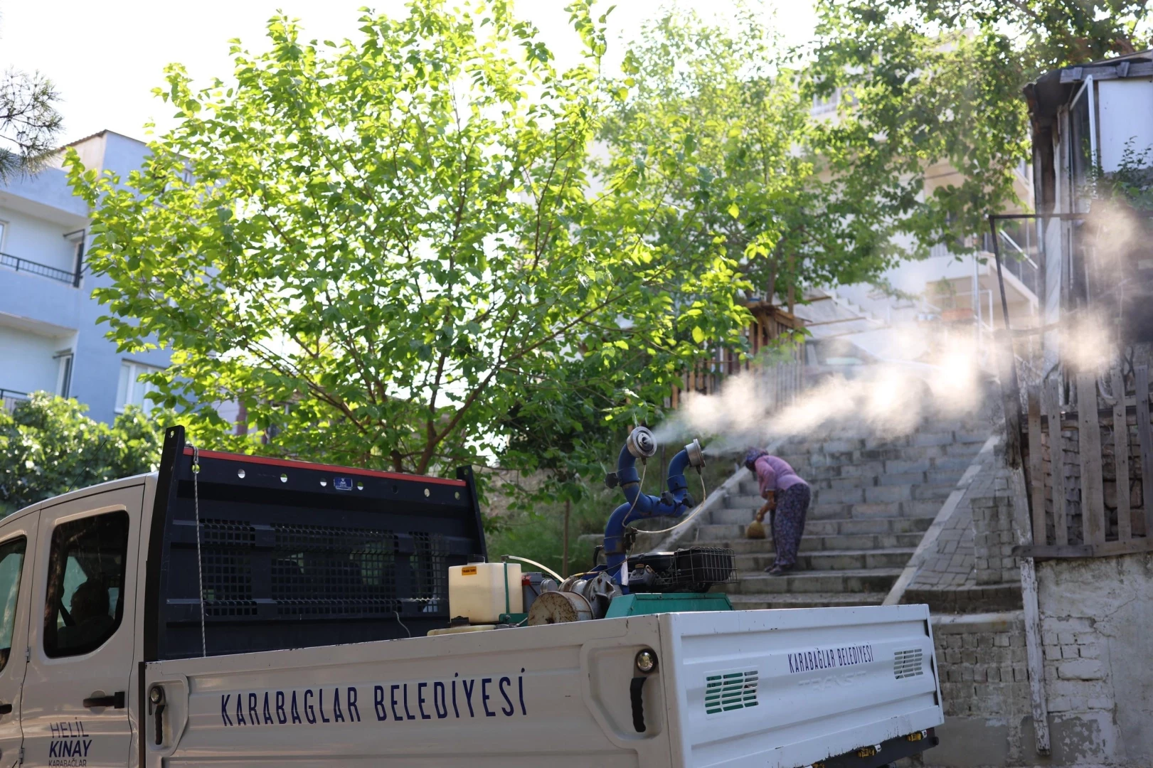 İzmir Karabağlar’da haşerelere karşı ilaçlama seferberliği 