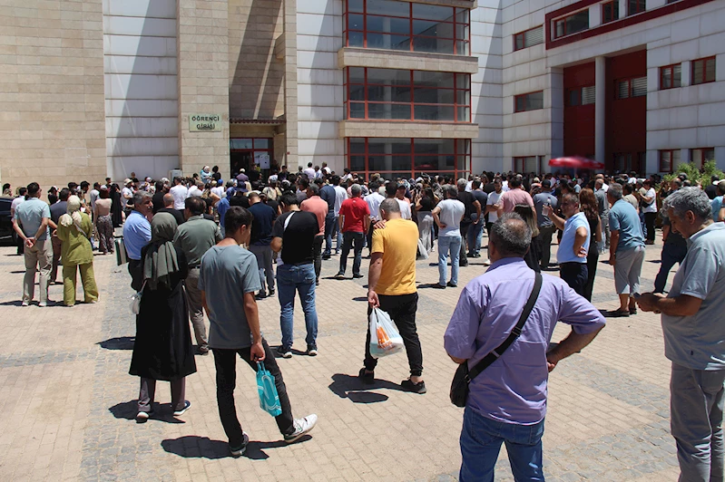 YKS devam ederken veliler heyecanlı: Her şey evlatlarımız için!