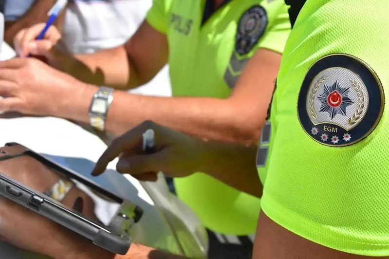 Adana’da trrafik denetimlerinde 8 bin 401 sürücüye ceza uygulandı